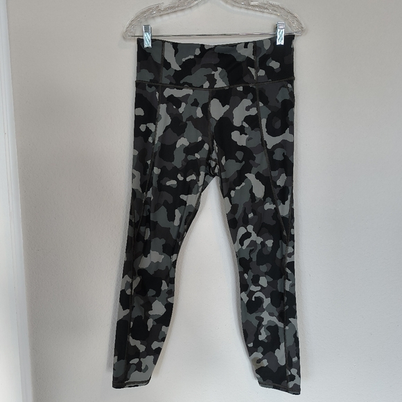 Athleta Lightning Camo 7/8 Tight Leggings Size Large - Picture 4 of 11